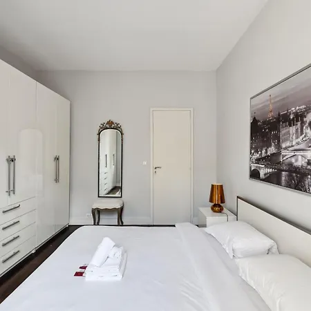 Chic Apartment Near Arc De Triomphe * Paříž